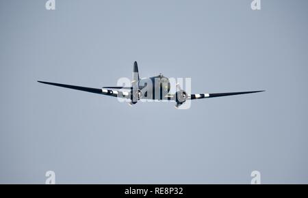 Dakota BBMF ZA947- verniciati per rappresentare Dakota FZ692 di n. 233 Squadrone denominato 'Kwicherbichen' al 2018 Bournemouth Air Festival Foto Stock