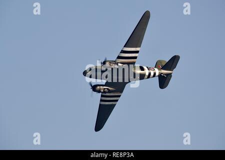 Dakota BBMF ZA947- verniciati per rappresentare Dakota FZ692 di n. 233 Squadrone denominato 'Kwicherbichen' al 2018 Bournemouth Air Festival Foto Stock