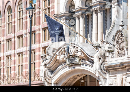 London, Regno Unito - 22 Giugno 2018: la Royal Academy of Arts istituzione a Burlington House sulla Piccadilly Circus con Arcade banner ingresso closeup con n. Foto Stock