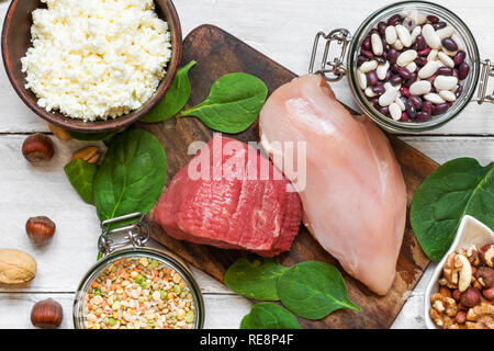 Assortimento di sano e naturale fonte di proteine e body building cibo. vista superiore. laici piatta Foto Stock