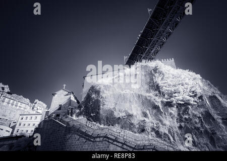 In bianco e nero il vecchio porto architettura. Utilizzate il filtro a raggi infrarossi. Nei toni del blu. Sono stati aggiunti alcuni rumore digitale. Foto Stock