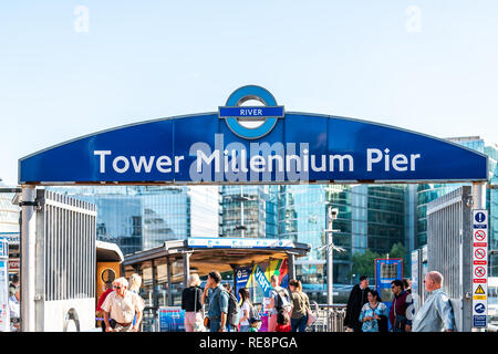 London, Regno Unito - 22 Giugno 2018: folla di molte persone e la segnaletica blu per Torre Millennium Pier sulla strada da ponte sightseeing closeup Foto Stock