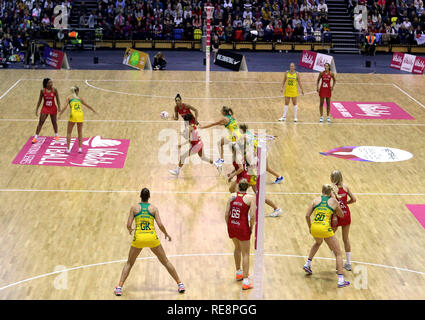 Una vista generale dell'Inghilterra vitalità Roses giocando i diamanti australiani durante la vitalità Netball Serie Internazionale in corrispondenza alla casella di rame, Londra. Foto Stock