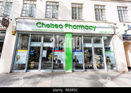 London, Regno Unito - 24 Giugno 2018: Quartiere borough di Chelsea street e ingresso esterno a verde Farmacia Medicina e costruzione marciapiede Foto Stock