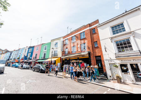 London, Regno Unito - 24 Giugno 2018: Notting Hill Street nel quartiere di Kensington con colorati policromi stile famoso appartamenti architettura Road e People shopping in i Foto Stock