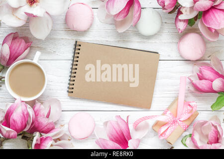 Invito a nozze carta carta vuota, fiori di magnolia, marshmallows, confezione regalo su sfondo bianco. Il concetto di matrimonio. Lay piatto. vista superiore con copia spac Foto Stock