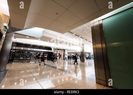 London, Regno Unito - 26 Giugno 2018: interno del centro commerciale moderno edificio nel quartiere finanziario di Canary Wharf Docklands architettura e persone visitatore occasionale Foto Stock