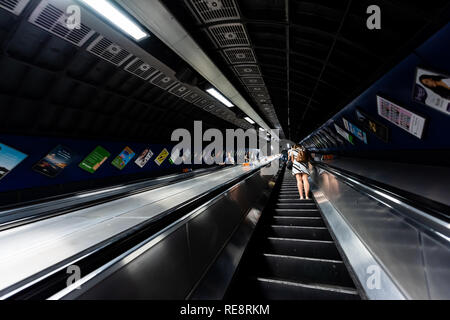 London, Regno Unito - 26 Giugno 2018: Persone a cavallo escalator in su e in giù in piedi in metropolitana metropolitana di London Bridge area della città attraverso il tunnel Foto Stock