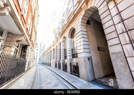 Londra, UK Ironmonger lane stretto vicolo street dalla Banca di Inghilterra e Royal Exchange architettura esterna in mattinata con tunnel arch chiamato prudente Foto Stock