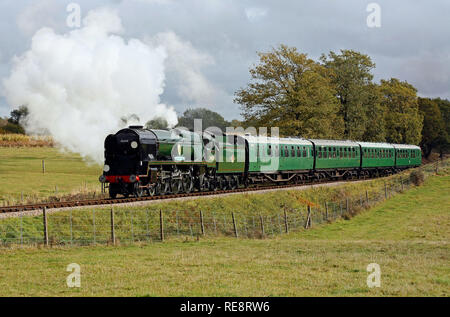 34059 Sir Archibald Sinclair heads up Freshfield banca sulla ferrovia Bluebell. Foto Stock