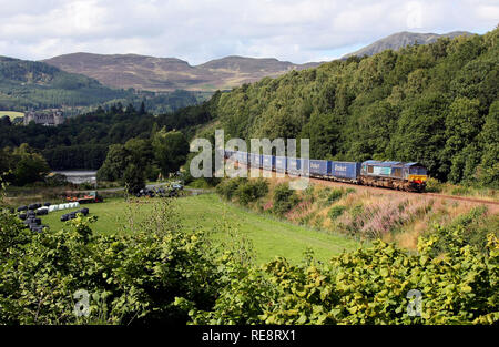 DRS 66422 passa Pitlochry con un Tesco Express service da Inverness a Grangemouth. Foto Stock