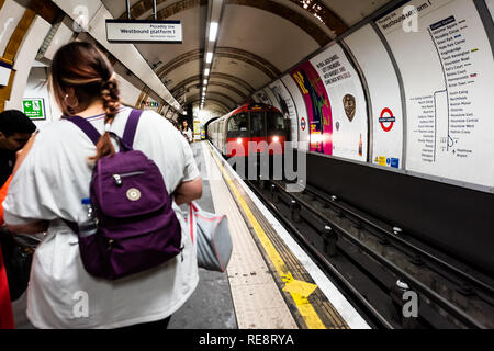 London, Regno Unito - 26 Giugno 2018: Piattaforma in Covent garden della metropolitana stazione metropolitana e a molte persone in piedi in attesa del treno in direzione ovest Foto Stock