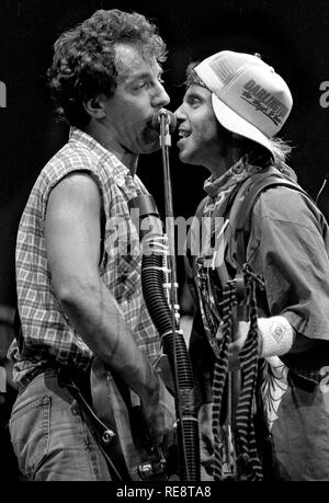 Bruce Springsteen e Nils Lofgren effettuando al Cotton Bowl di Dallas TX USA 1985 foto di bill belknap Foto Stock