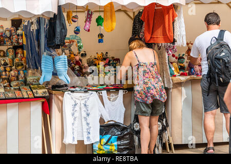 Kiev, Ucraina - 12 agosto 2018: Andriyivskyy Uzviz Discesa con i fornitori che vendono souvenir in stallo del mercato della cultura tradizionale abiti e oggetti Foto Stock