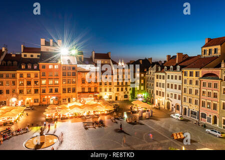 Varsavia, Polonia - Agosto 22, 2018: Cityscape con elevato angolo di visione dell'architettura degli edifici sul tetto ristorante e cielo scuro in piazza del mercato nella città vecchia di un Foto Stock