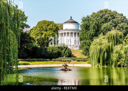 Varsavia, Polonia - 23 agosto 2018: il lago di stagno e Tempio di Vesta nel Giardino Sassone durante l estate e willow verdi alberi in posizione di parcheggio Foto Stock