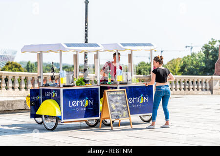 Varsavia, Polonia - Agosto 23, 2018: Old Town Street nella città capitale durante la soleggiata giornata estiva sulla piazza del Castello e persone che acquistano da stand di limone Foto Stock