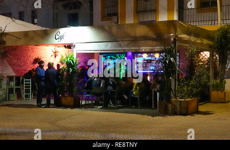 Amici incontro per un drink in un bar sulla Alameda de Hercules a Siviglia, Spagna Foto Stock