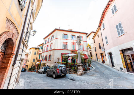 Chiusi, Italia - 25 agosto 2018: Via Piazza con il famoso ristorante nel piccolo villaggio di città in Umbria durante il giorno nessuno e architettura di pietra Foto Stock