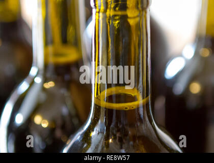 E rabboccato alla perfezione - appena riempito di bottiglie di vino rosso tappatrice attendono presso l'azienda. Sonoma County, California, Stati Uniti d'America Foto Stock