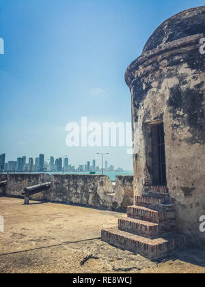 Storica città di protezione parete e cannon a Cartagena, Colombia Foto Stock