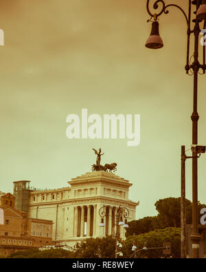 Roma, Italia, Dicembre 2018: Statua della vittoria alata con quadrigas sul monumento dedicato a Vittorio Emanuele II a Roma Foto Stock