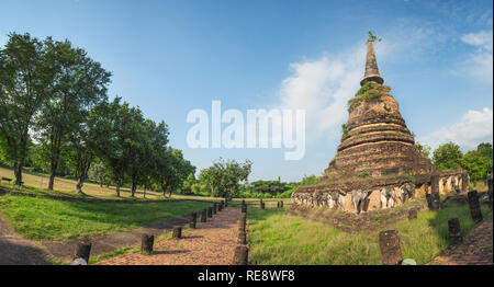 Rovine stupa con immagini scolpite di elefanti. Della Thailandia Foto Stock