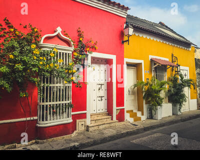 Cartagena, Colombia - marzo 2019: scene di strada e colorate facciate di edifici del centro storico di Cartagena , Colombia Foto Stock
