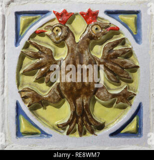 Doppia russo-headed eagle raffigurata nella piastrella vetrinata collocato sul recinto della chiesa di Elia Profeta in Yaroslavl, Russia. Foto Stock