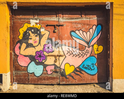 Mermaid graffiti su vecchie facciate di edifici di vecchia townin Cartagena - Colombia Foto Stock