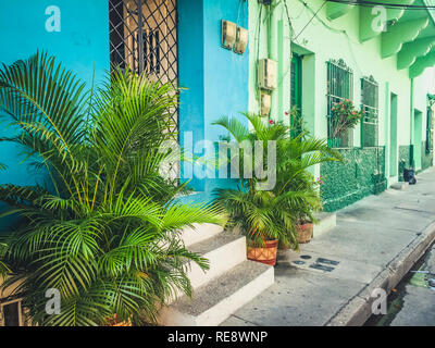 Colorate facciate di edifici del centro storico di Cartagena , Colombia Foto Stock