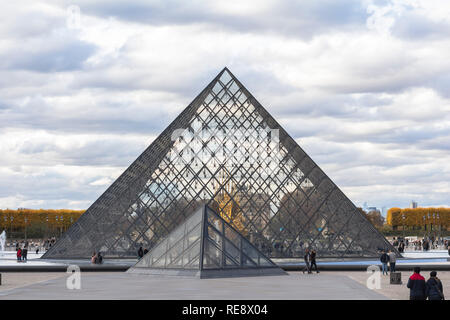 La piramide del Louvre Visualizza a Parigi con una bella architettura Foto Stock