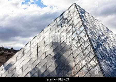 La piramide del Louvre Visualizza a Parigi con una bella architettura Foto Stock