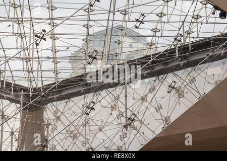 La piramide del Louvre Visualizza a Parigi con una bella architettura Foto Stock