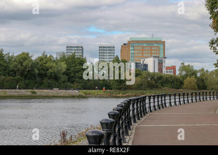 Pubblico passeggio lungo le rive del fiume Lagan a Belfast. Foto Stock