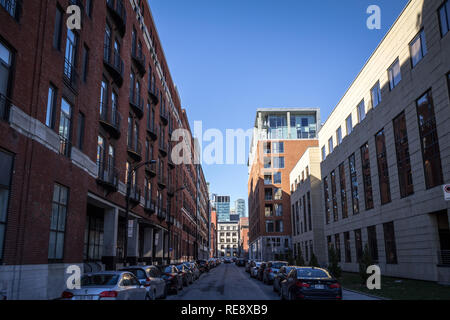 MONTREAL, Canada - 4 Novembre 2018: Business grattacieli nel centro di Montreal, visto da una strada nelle vicinanze delle principali città di Quebec, un simbolo o Foto Stock