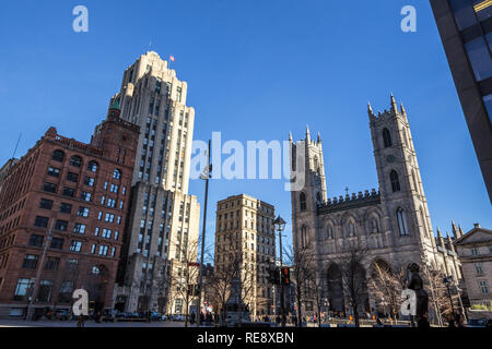 MONTREAL, Canada - 4 Novembre 2018: la Basilica di Notre Dame nella vecchia Montreal e le sue rinomate torri, con l'edificio Aldred in backgground. Il basilico Foto Stock