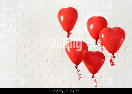 Il giorno di San Valentino Composizione con Rosso ballons su bianco Foto Stock