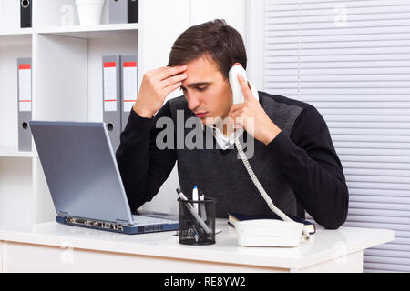 Imprenditore interessato sul telefono Foto Stock