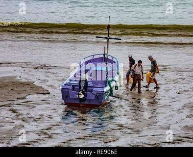 Puerto Lopez, Ecuador - 12 settembre 2018 - tre uomini di preparare la loro barca da pesca per utilizzare il mattino successivo Foto Stock