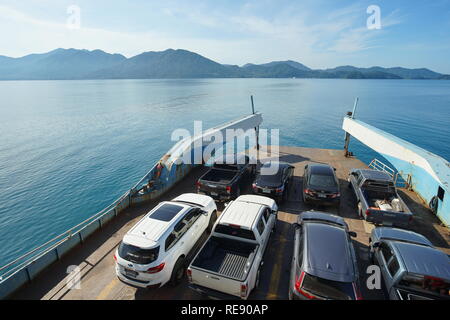 Trad, Tailandia - 02 dicembre, 2018: un sacco di auto sul traghetto per il popolare destinazione di viaggio Koh Chang, provincia Trad, Thailandia. Foto Stock