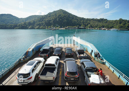 Trad, Tailandia - 02 dicembre, 2018: un sacco di auto sul traghetto per il popolare destinazione di viaggio Koh Chang, provincia Trad, Thailandia. Foto Stock