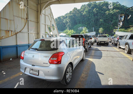 Trad, Tailandia - 02 dicembre, 2018: un sacco di auto sul traghetto per il popolare destinazione di viaggio Koh Chang, provincia Trad, Thailandia. Foto Stock