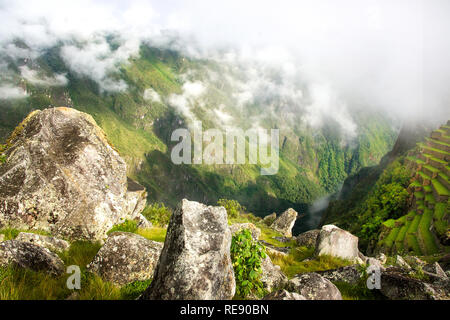 Vista panoramica della Valle di Urubamba e le montagne circostanti dalle rovine di Machu Picchu in Perù Foto Stock