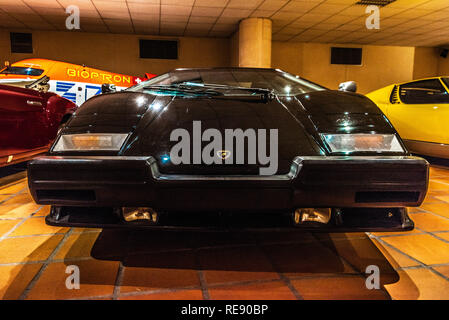 FONTVIEILLE, Monaco - JUN 2017: nero Lamborghini Countach 1986 a Monaco Top Cars Collection Museum. Foto Stock