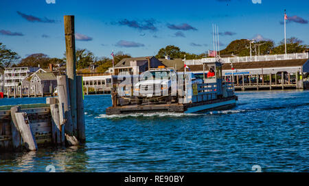 Martha's Vineyard, Massachusetts - Ottobre 21, 2018 - traghetto per auto attraversa la laguna per raggiungere Chappaquiddick Foto Stock