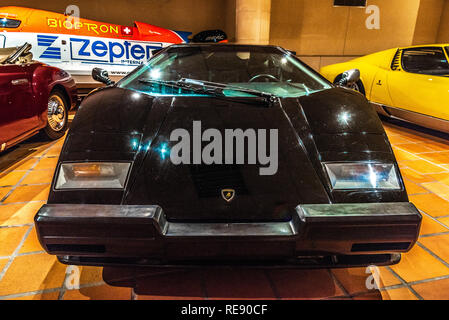 FONTVIEILLE, Monaco - JUN 2017: nero Lamborghini Countach 1986 a Monaco Top Cars Collection Museum. Foto Stock