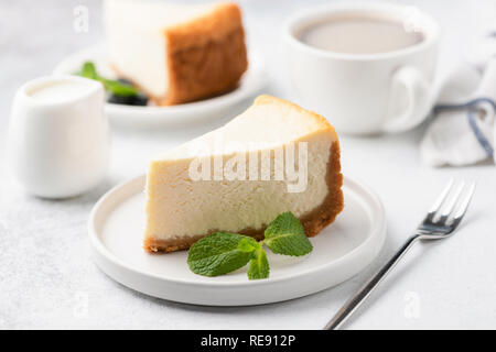 Gustosa Cheesecake con il caffè sulla piastra bianca. Torte e caffè. Tempo di caffè. Messa a fuoco selettiva Foto Stock