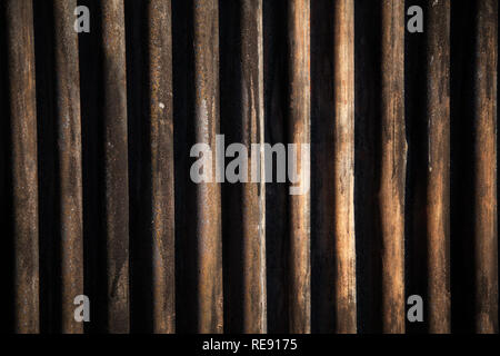 Ferro corrugato, verniciata di nero pieno frame sfondo con sottili il sole d'inverno. Foto Stock