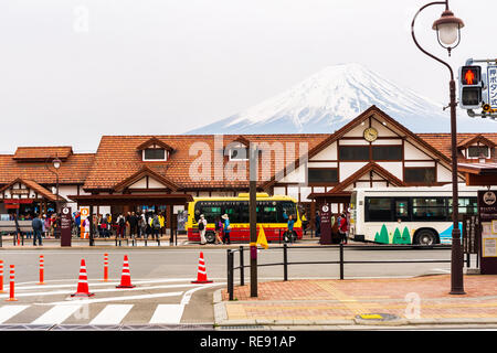 Kawaguchiko, Giappone - 12 Aprile 2016: Kawaguchiko stazione ferroviaria per scenario di Mt. Fuji, è una stazione ferroviaria sulla linea Fujikyuko in Fujikawaguchik Foto Stock